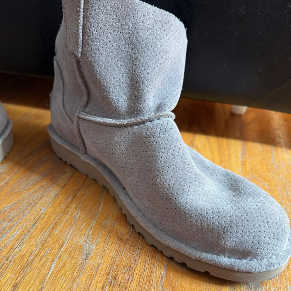 UGG Classic Short Boots - Size 9 - Light Taupe - Great Condition - Picture 2 of 4